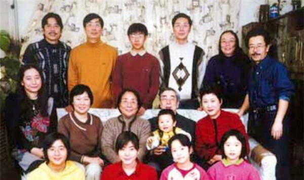 次子周亦斐长大后自主创业,如今在私营公司工作,生活充实低调,从不