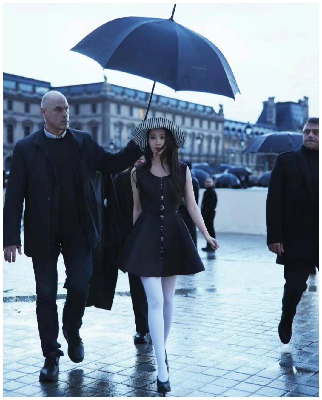 白人保镖队长亲自撑伞刘亦菲穿黑裙抵达lv秀场优雅自信气场大