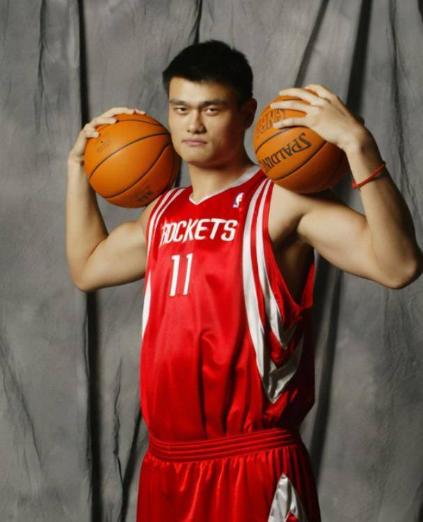 如今退役后的姚明依然致力于中国篮球的发展中,只不过这几年中国男篮