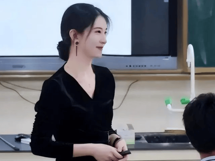 女教师穿jk上课家长认为有伤风化老师却表示这是个人自由