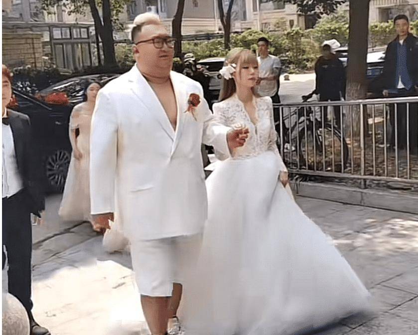 270斤网红壮壮结婚了!老婆90斤肤白貌美,网友直呼心疼新娘子