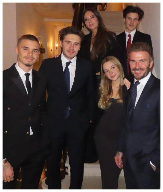 贝克汉姆晒最新全家福12岁小七穿吊带裙扮成熟越长越像贝嫂了