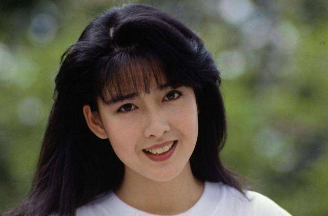 被称为香港"玉女",怕变老不晒太阳不生子,今53岁美的捏出水_周慧敏