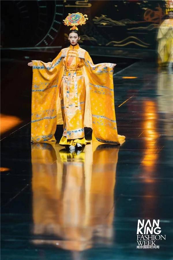 评:中国华服——如云,似锦.