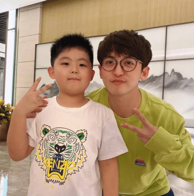 原创奔跑吧导演有多帅长相出众不输蔡徐坤不出道可惜了