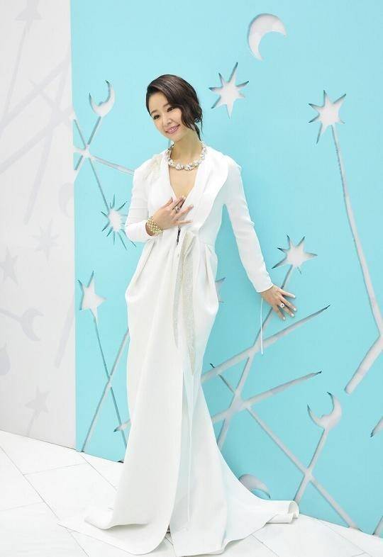 林心如当妈后烫了羊毛卷真空穿吊带裙亮相48岁美出新高度