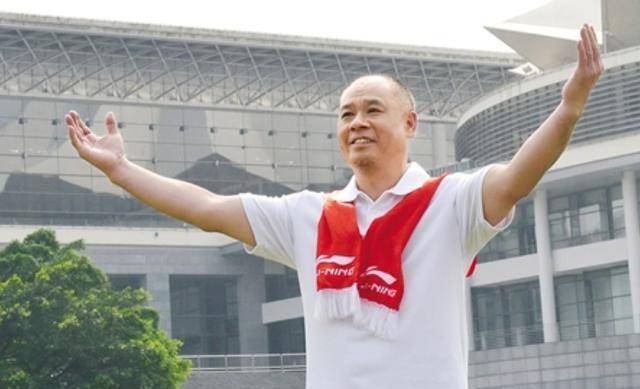 原创体操王子李宁现状57岁身价百亿却满头白发妻子依然韵味十足