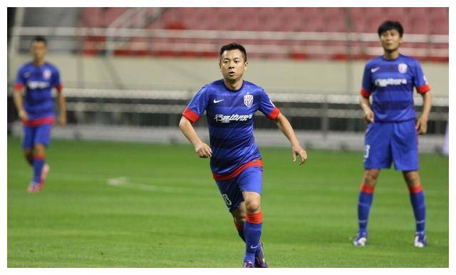 原创58岁足球老将朱骏光荣登场制造乌龙助攻破门赛场传奇