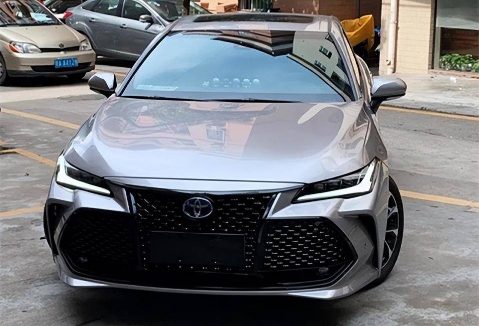 丰田亚洲龙的定位要比凯美瑞高,其尺寸介于b级车和c级车之间,同时在