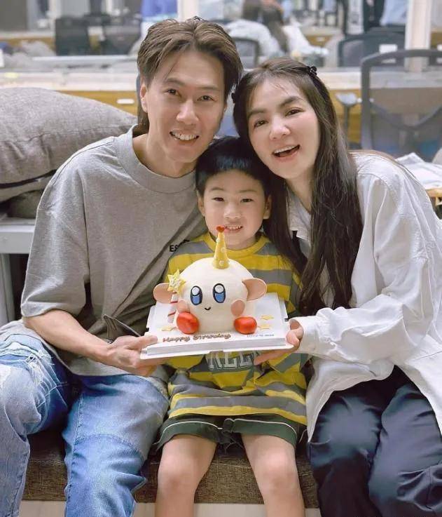 太离谱ella在家裸体运动被儿子劝说多位男星曾控诉其骚扰