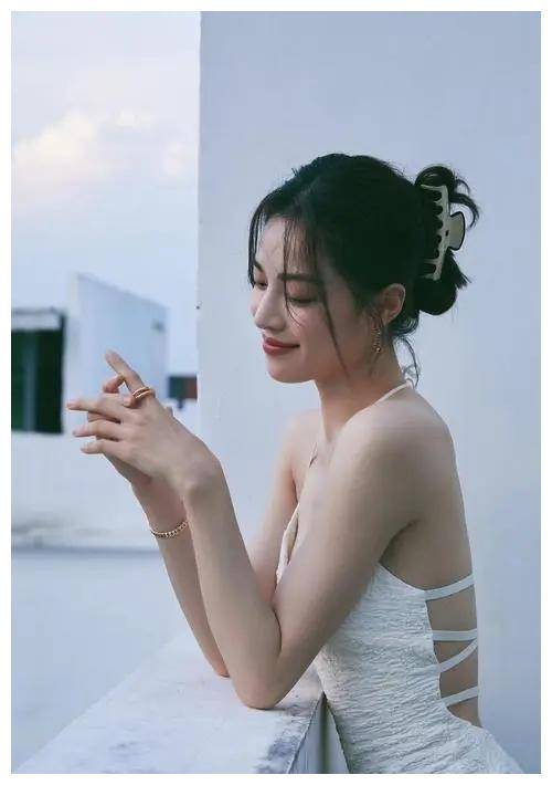 30岁钟楚曦抹胸裙亮相活动曲线纤细令人惊艳