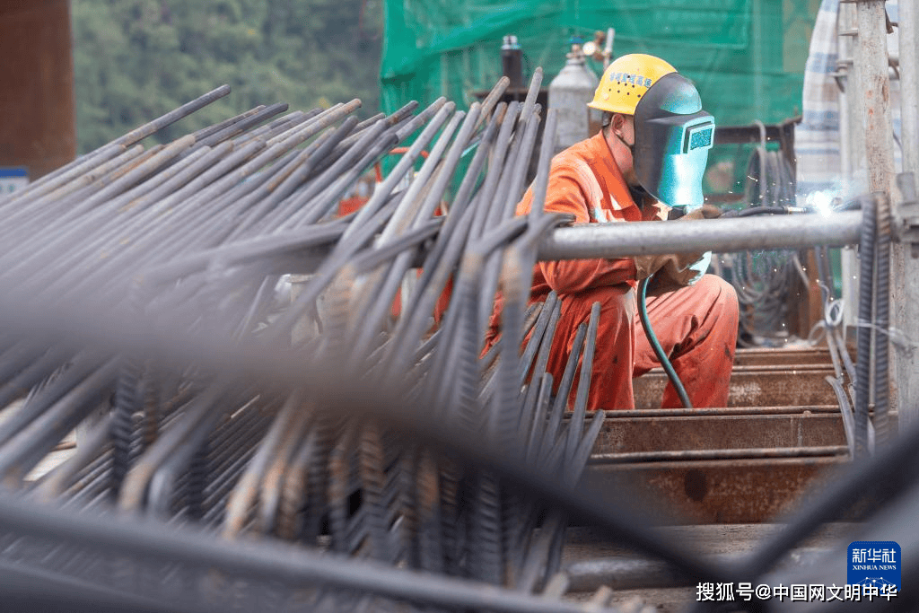 渝湘复线高速磨寨乌江特大桥建设进入冲刺阶段