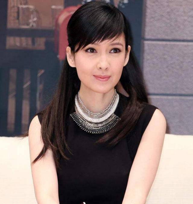被称为香港"玉女",怕变老不晒太阳不生子,今53岁美的捏出水_周慧敏