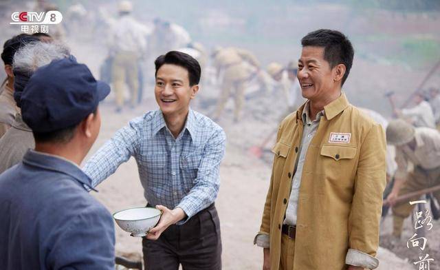 司辛主任(中)辛石导演的导演经历表明他对历史题材有比较深入的了解