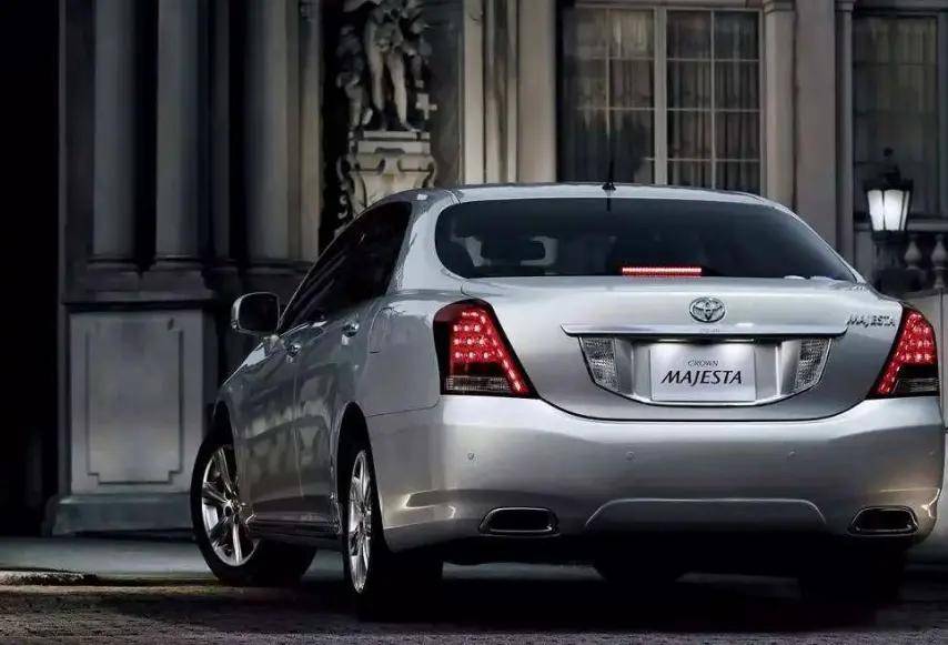 2015年,一汽丰田正式推出了第十四代皇冠,在吸取了之前的教训后,这一