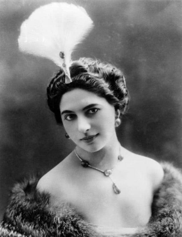 一战中的双重美女间谍枪决前一个妩媚眼神逼行刑人员闭眼开枪