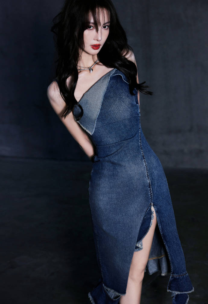 原创金晨潮流十足的穿搭既显身材又浪漫不如柳岩慵懒风穿搭有品味