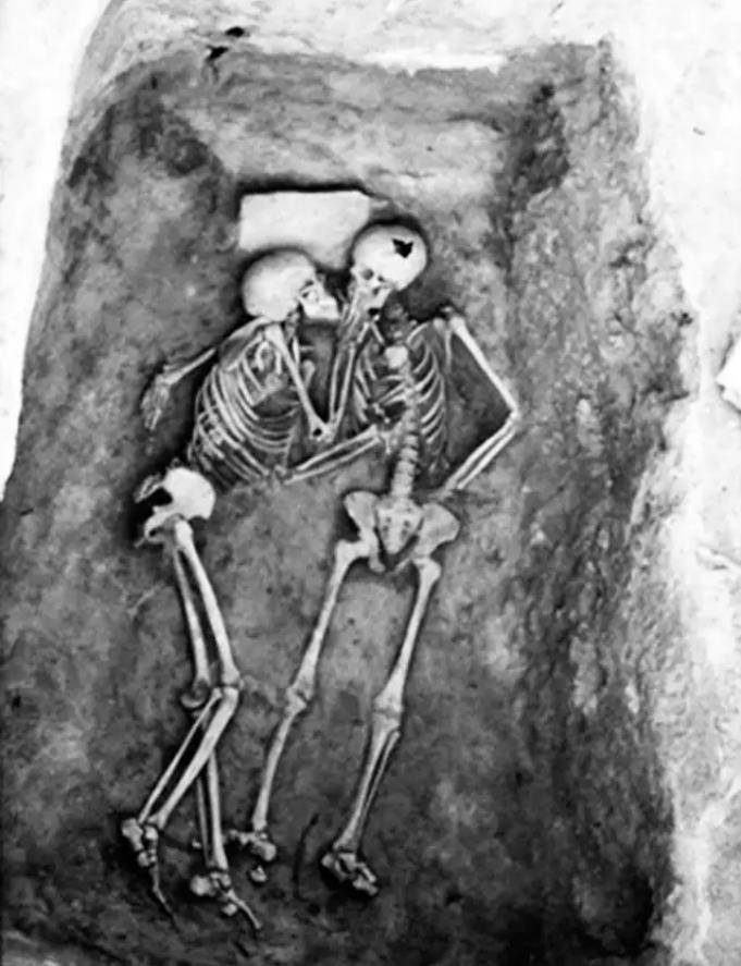 伊朗一对"情侣"躲进谷仓中拥吻,被人发现时,已经吻了2800年_骸骨_人们