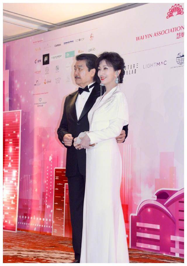 70岁赵雅芝携夫出席活动与郭晶晶婆婆等港星同框不像七旬老人