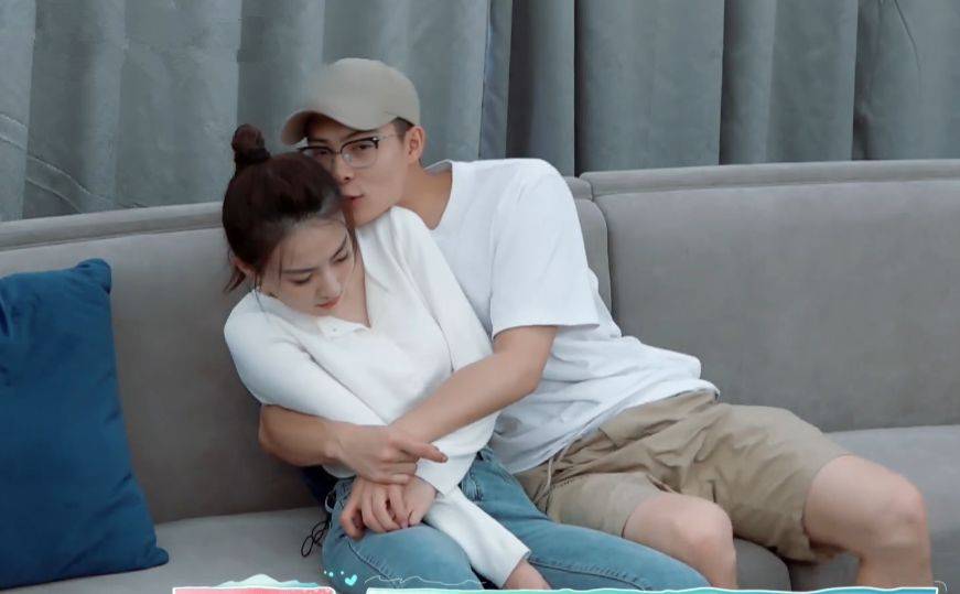 原创29岁徐璐恋情疑曝光与小5岁吴崇轩逛园区街头搂腰拍照超甜蜜