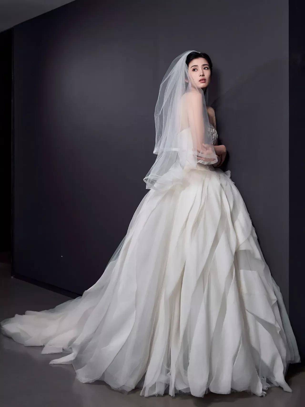 女足国门赵丽娜晒婚纱照白色婚纱太唯美