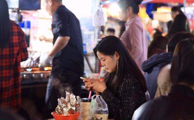 最火的夜市,几百米的路要走3个小时,到处都是学生情侣_摊位_城市_南昌