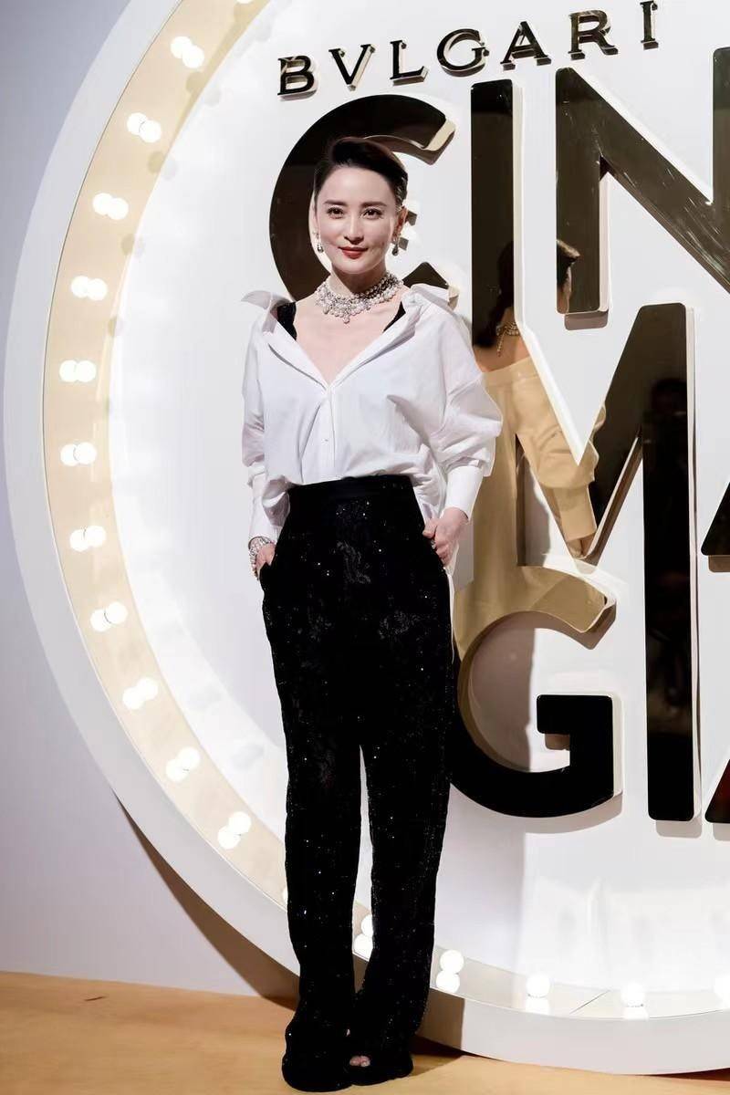 蒋勤勤身材真丰腴穿深v裙领口开到腰差点撑爆性感又迷人