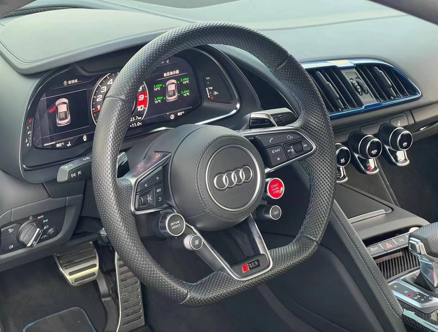 奥迪r8 v10 coupe performance的内饰设计既时尚又精致