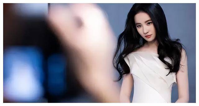 36岁刘亦菲为何单身无缘嫁人,背后隐情几让人猜不透?