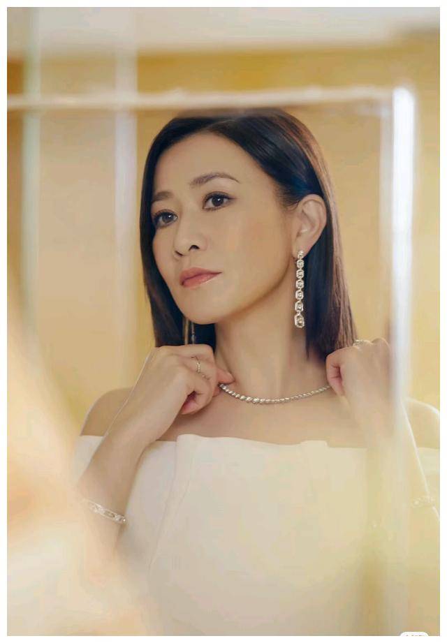 佘诗曼分享最新近照挑战不同风格勇于尝试