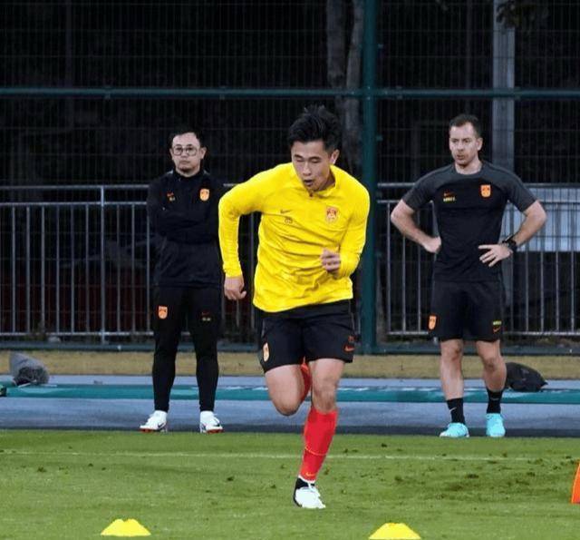 义顺体育场成为国足训练场地,草皮采用东南亚常见大叶草,整体质量尚可