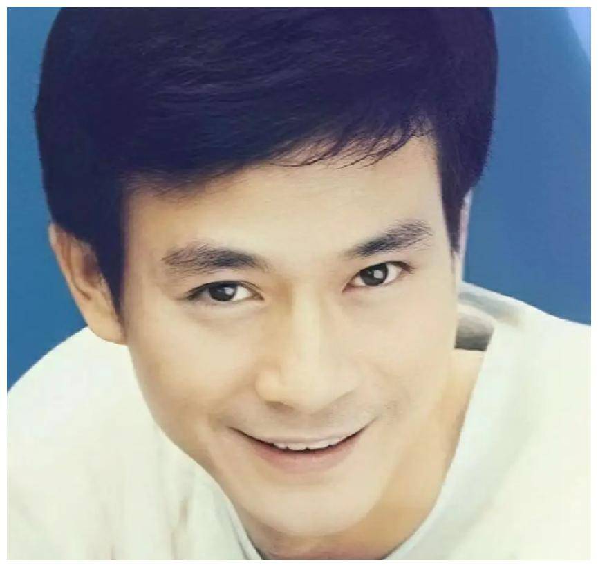 那时母亲早已组建自己家庭,更加没心思关注郑少秋……得不到多少爱的