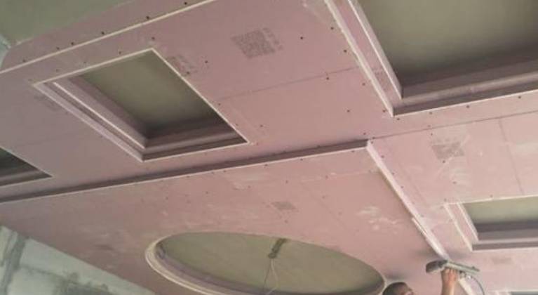 这样处理吊顶,朋友直说工艺不行,而师傅却没有理他_问题_施工_龙骨