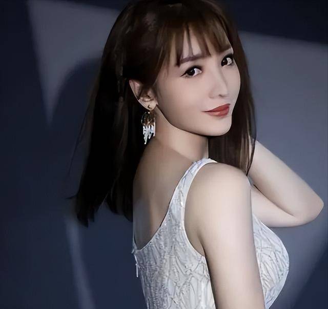 原创tvb女星黄婧灵遭前辈调戏因身材丰满困扰感觉胸前负担太重