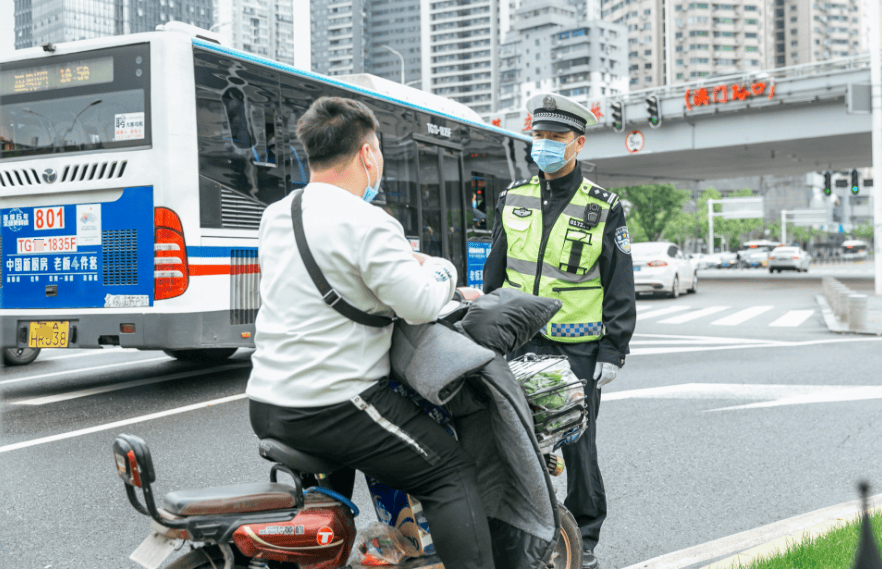 驾照;2, 车辆需要购置机动车交强险才能上路;3, 佩戴头盔应当是a类盔