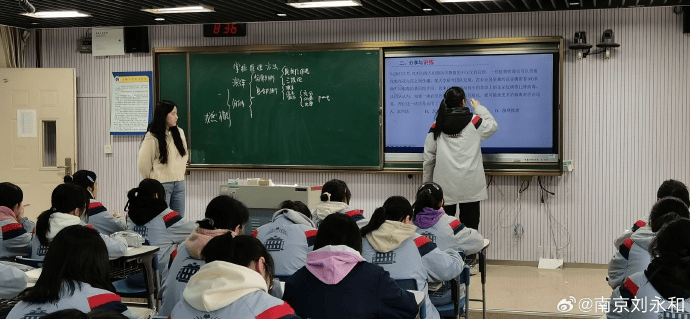 金陵中学集团人民中学汇文青研班开展第十六期代表课活动