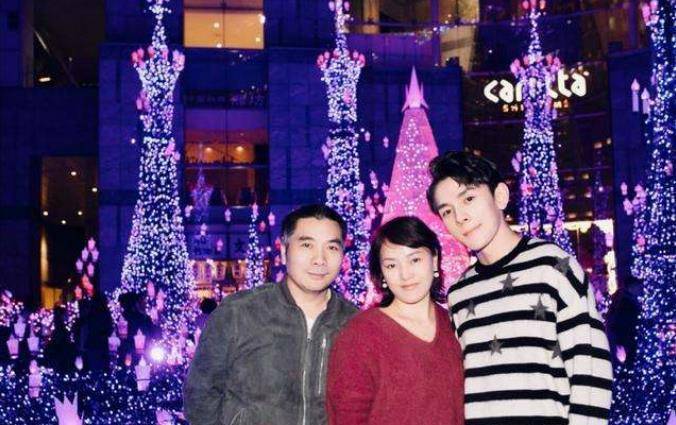 原创李佳琦生父在工地干活开八轮车年入6位数不花儿子的钱