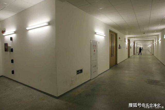 使用钢钉锤和钉枪固定金属龙骨.