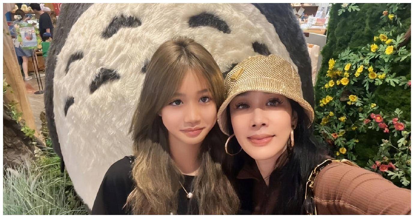 钟丽缇小女儿近照14岁考拉穿辣妹吊带衫染发化妆精致不输妈妈