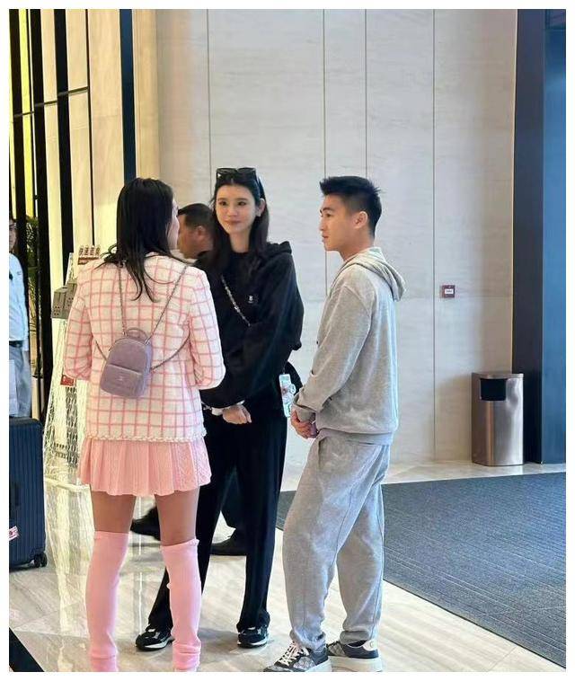 奚梦瑶遇见网友给小姑子拍照一家人相处融洽画面温馨有爱