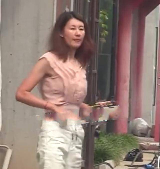 王宝强带冯青出街穿骷髅图衣服大佬范十足女方头发披散面容憔悴