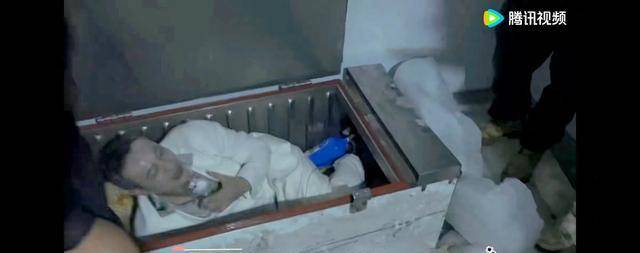 张颂文拍《猎冰》戏在冰箱里冻成北极熊,网友热议演员有必要做吗