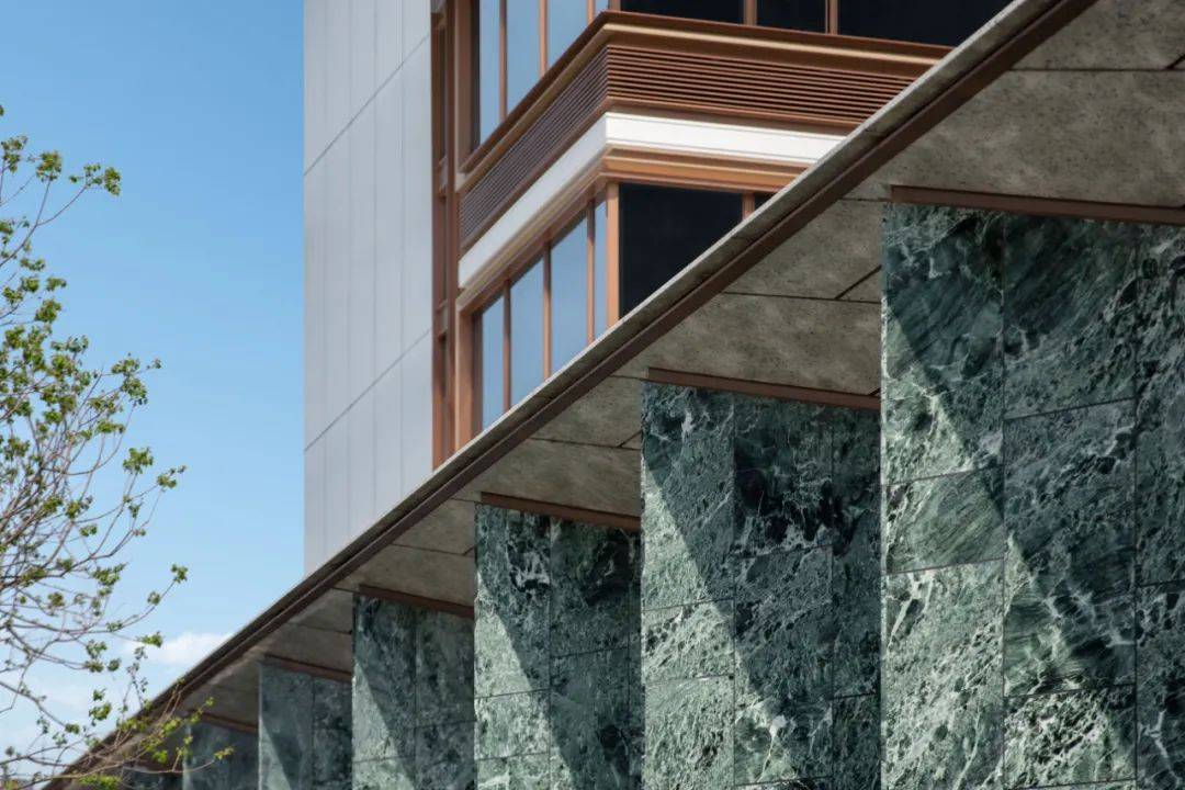 早年就在向云晓著不远的滨江核心区开发了红盘官河锦庭,近几年则出品