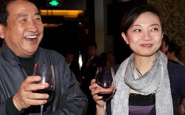 年轻人抓着张坤的衣服,一脸期待地看着他,祈求他们改变命运.