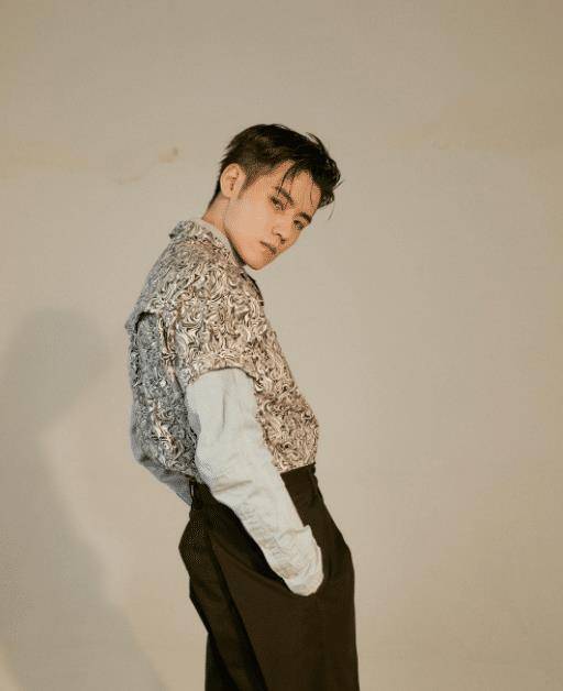 任豪日常比较喜欢潮流一点的打扮,照片里面的他穿着灰色的衬衣叠穿一