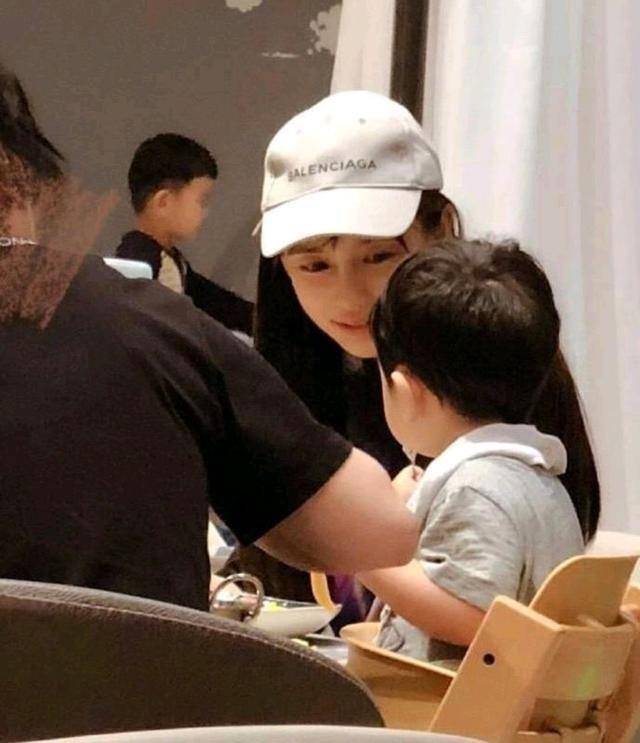 赵丽颖与儿子罕见同框生子离婚后的她为何越混越差