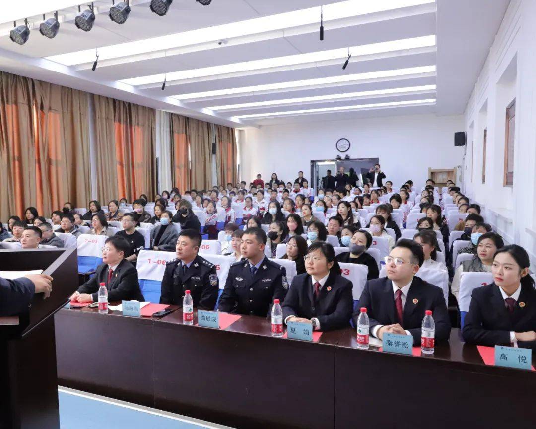 此次启动大会公检法代表,吉化六中领导班子成员,七,八年级48位学生