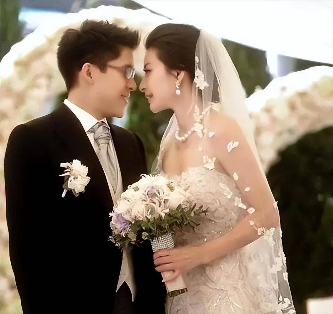 郭晶晶好闺蜜吴敏霞拒绝霍启山后转头嫁给了一个普通男人