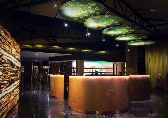 服务员都是要培训后才能上岗需要了解厉家菜的精髓把菜肴都要背下来以