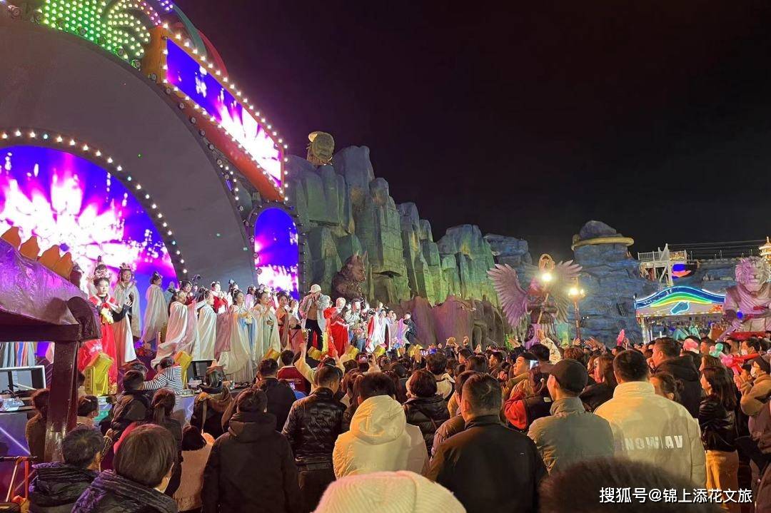 "开街以来,这里已成为游客争相打卡的新兴网红胜地,在各大媒体平台